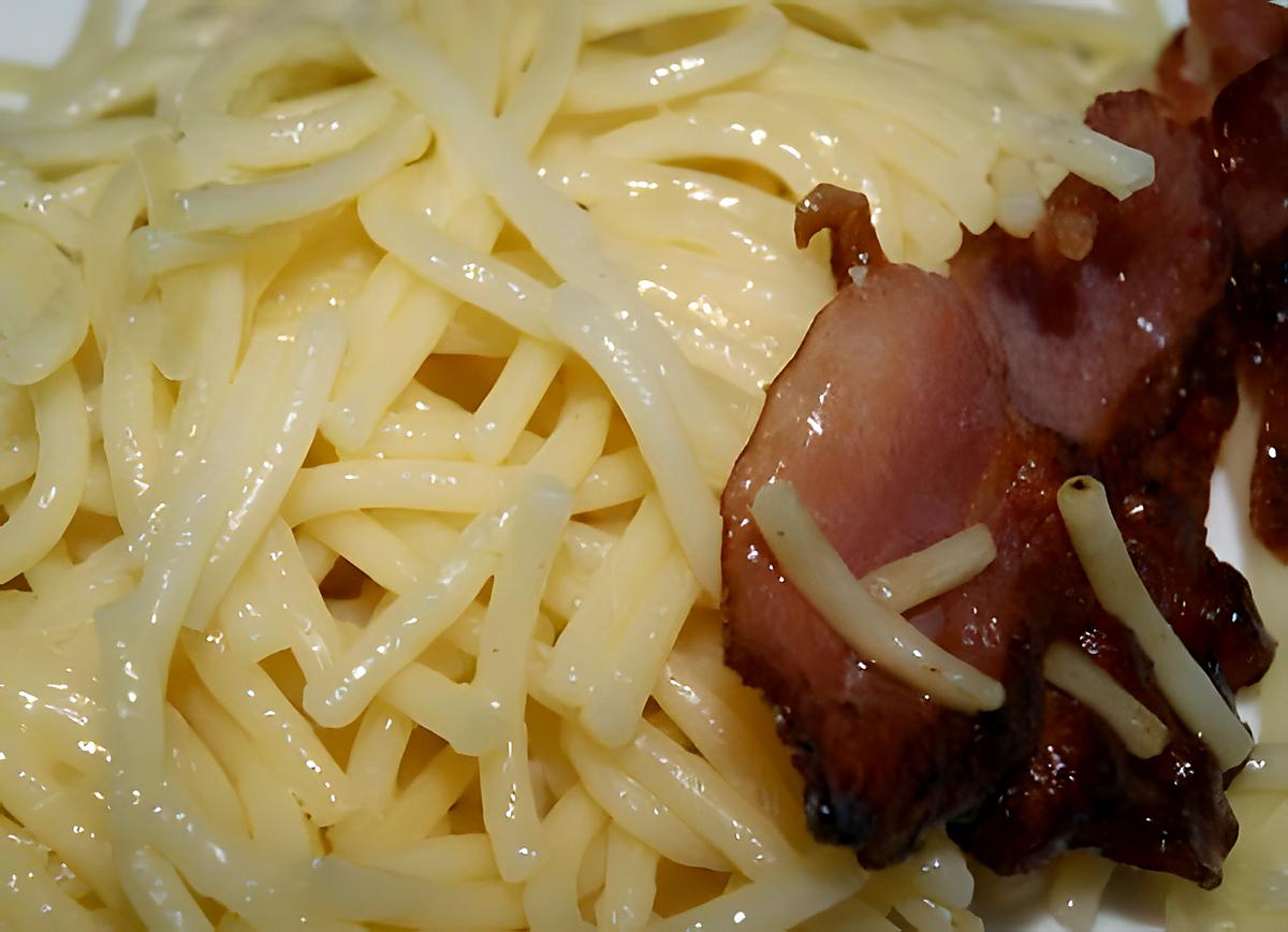 recette Spaghettis aux fromages et aux fines tranches de lard fumé grillées