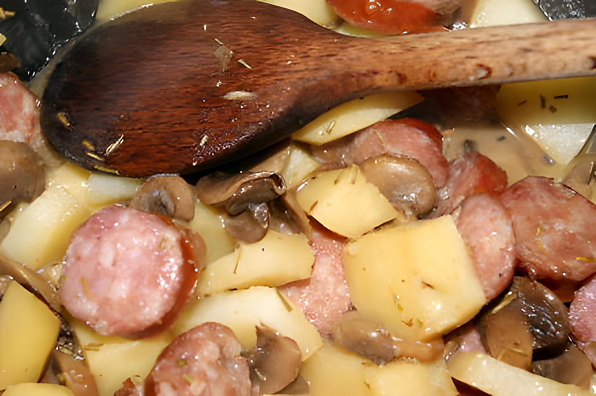 recette Pommes de terre aux saucisses fumées, champignons et romarin