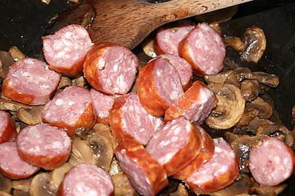 recette Pommes de terre aux saucisses fumées, champignons et romarin