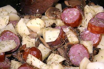recette Pommes de terre aux saucisses fumées, champignons et romarin