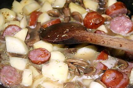 recette Pommes de terre aux saucisses fumées, champignons et romarin