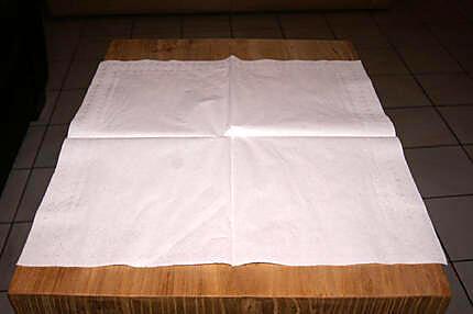 recette Idée de déco de table (blanc/doré) et en plus un pliage de serviette....