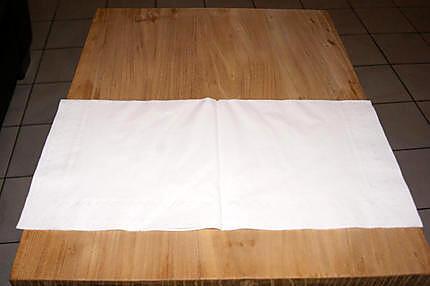 recette Idée de déco de table (blanc/doré) et en plus un pliage de serviette....