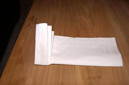 recette Idée de déco de table (blanc/doré) et en plus un pliage de serviette....