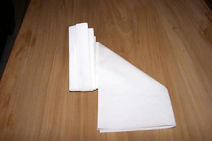 recette Idée de déco de table (blanc/doré) et en plus un pliage de serviette....