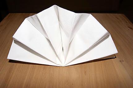 recette Idée de déco de table (blanc/doré) et en plus un pliage de serviette....