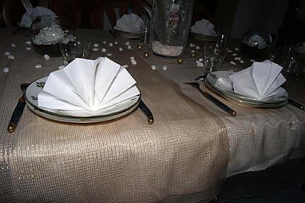 recette Idée de déco de table (blanc/doré) et en plus un pliage de serviette....