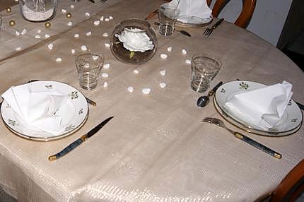 recette Idée de déco de table (blanc/doré) et en plus un pliage de serviette....