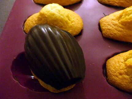 recette Madeleines pures beurre en coque de chocolat noir....