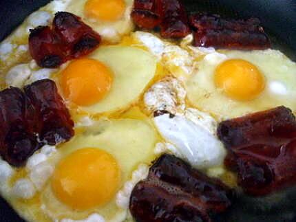 recette " Plato combinado N°10...".. Huevos fritos con chorizos....( Oeufs frits et chorizos....)