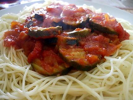 recette " Spaguettis sauce tomates.... courgettes... au bon goût d'origan..."