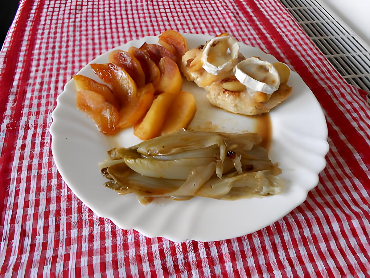 recette Blancs de poulet gratinés au chèvre, pommes et endives caramélisées.