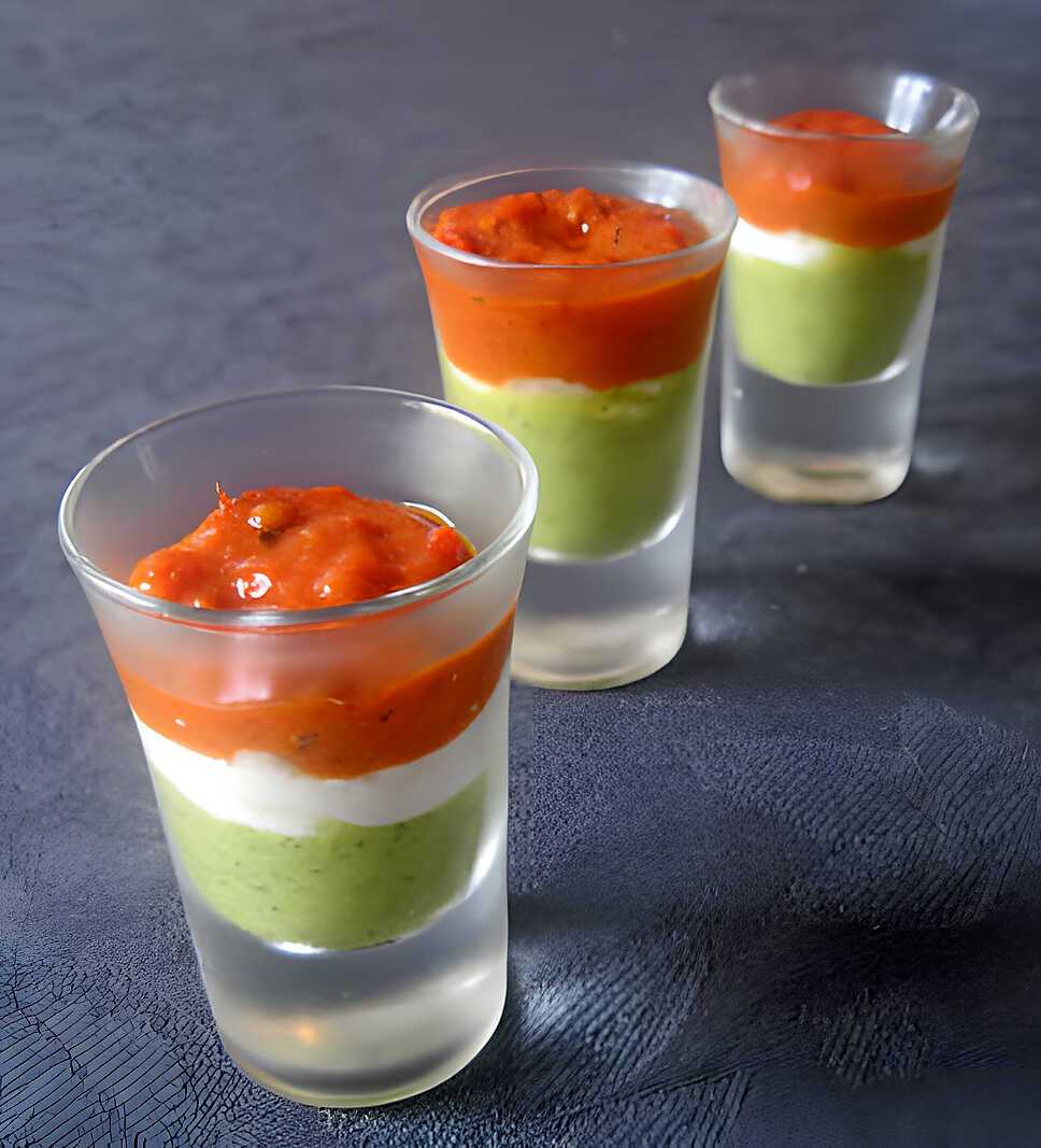 recette Verrines de purée de courgettes au basilic, fromage de chèvre et coulis de tomates confites