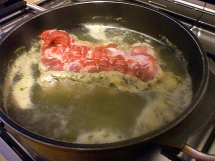 recette " Rôti de porc  dans l'échine sur petit lit moëlleux de légumes..."