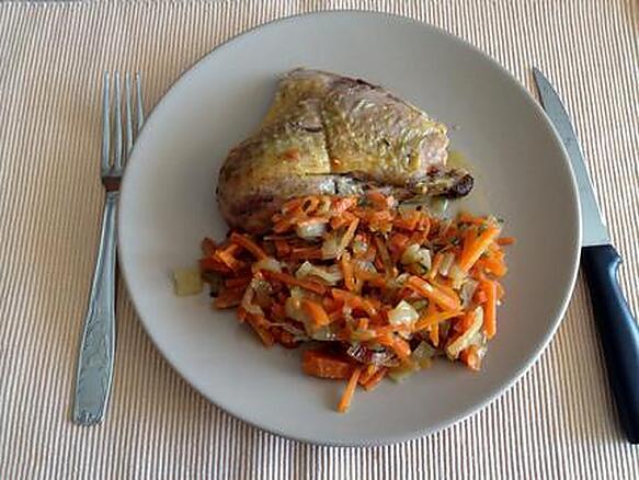 recette pintade aux légumes (carottes , courgettes , oignons ) cuit au four avec un cube de jus de viande