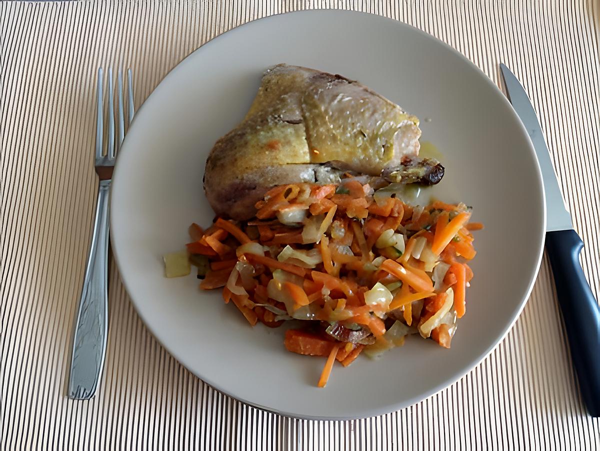 recette pintade aux légumes (carottes , courgettes , oignons ) cuit au four avec un cube de jus de viande
