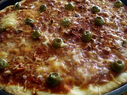 recette "Pizza express au thon et olives farcies aux anchois.."