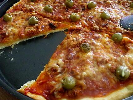 recette "Pizza express au thon et olives farcies aux anchois.."