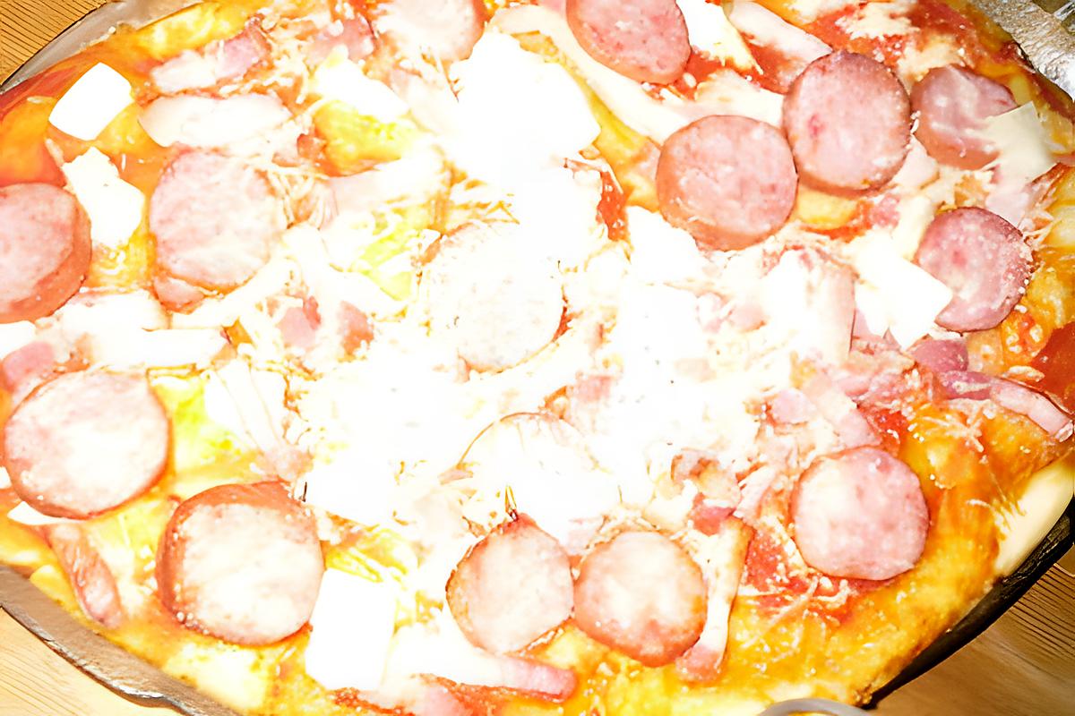 recette Pizza aux lardons et aux saucisses fumées