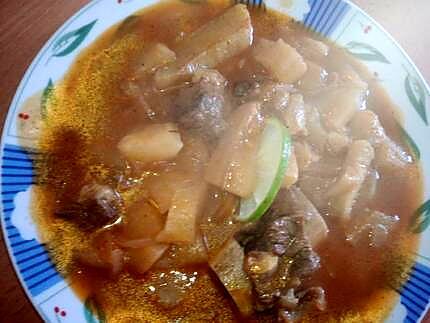 recette Ragoût de banane vertes et manioc, avec de la viande au sauce tomate..