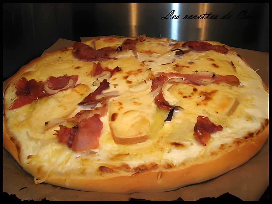 Recette de Pizza à la raclette, jambon fumé et oignons