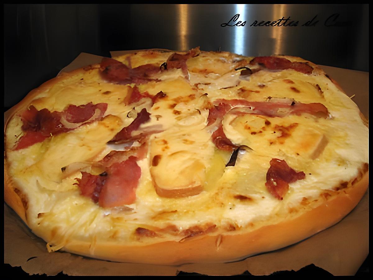 recette Pizza à la raclette, jambon fumé et oignons