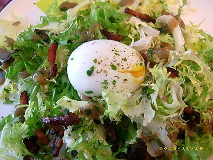 recette frisée aux petits lardons grillés et oeuf mollet