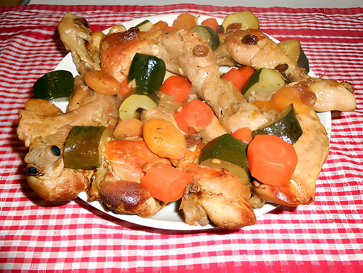 recette Tajine de poulet aux courgettes, carottes,tomates, abricots secs,(moelleux) et raisins  secs.