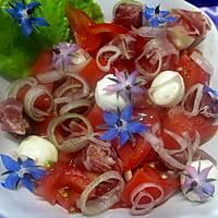 recette Salade de tomates, mozzarella,jambon fumé et fleurs de bourrache.