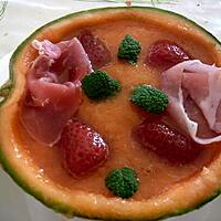 recette ILOT DE MELON AU PINEAU JAMBON CRU ET NAGE DE FRAISES