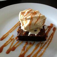 recette Brownie, glace vanille et caramel au beurre salé