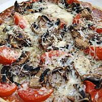 recette Une pizza avec un reste de jus de tomates farcies pour la sauce tomate