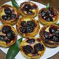 recette Tartelettes aux prunes rouges sur une crème.