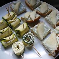 recette canapés : crème de roquefort / poire , roulés de courgette au boursin