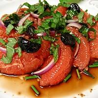 recette Salade de pamplemousse rose, oignon rouge et olives noires au basilic