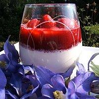 recette Panacotta express au sirop de rose , coulis de framboises et fraises