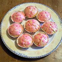 recette cupcakes a la vanille et son glacage rose barbie et ses pepites de couleur