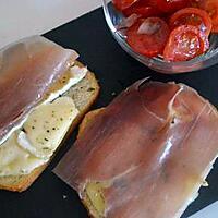 recipe tartines de brie fondu au jambon de parme, tomates cerises aux oignons rouges