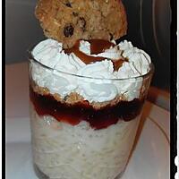 recette verrine riz au lait nappé de confiture de fraise et éclats de cookies et chantilly