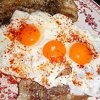 recette oeufs au plat a la poitrine de porc grillée