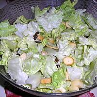 recette salade verte, croutons ,allumettes de jambon, emmental et fruits secs.