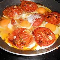 recette POELEE DE TOMATES OEUFS AU PLAT