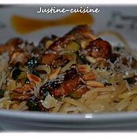 recette Wok de spaghettis au poulet sucré, courgettes grillées et pignons de pin