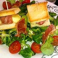 recette Salade et ses toast de crotin de chevre enlardé et chips de lard