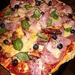 recette Pizza aux saucisses piquante, jambon,fromage