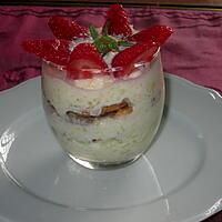 recette desserts      verrine  fraises  ananas ,  idée du blog  popotte et nature; et croque fraises de laurent mariotte