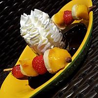 recette Brochettes de Mikado aux fruits sauce chocolat et chantilly