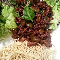 recette Haché de boeuf au poivron, soja, piment, persil et salade - nouilles chinoises