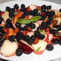 recette SALADE PECHES NECTARINES MURES SAUVAGES AUX FRUITS SECS AU MIEL