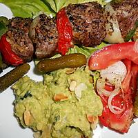 recette BROCHETTES DE BOEUF PUREE D'AVOCAT ET SALADE DE TOMATES.